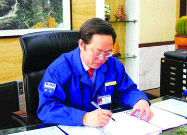 西瑪集團(tuán)董事長(zhǎng)楊允成被評(píng)選為“感動(dòng)西安——2005年度推動(dòng)西安經(jīng)濟(jì)發(fā)展的十大新聞人物”之一。