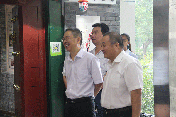河南沁陽市委副書記薛勇帶領(lǐng)沁陽企業(yè)考察團來西瑪電機參觀訪問。