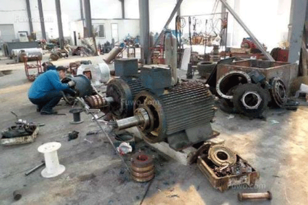 西安西瑪電機驅動軸修理中軸向間隙的測量。