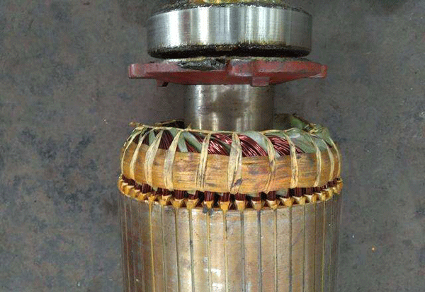 西安電機(jī)廠技術(shù)員關(guān)于高壓電機(jī)端部捆扎的重要性分析。
